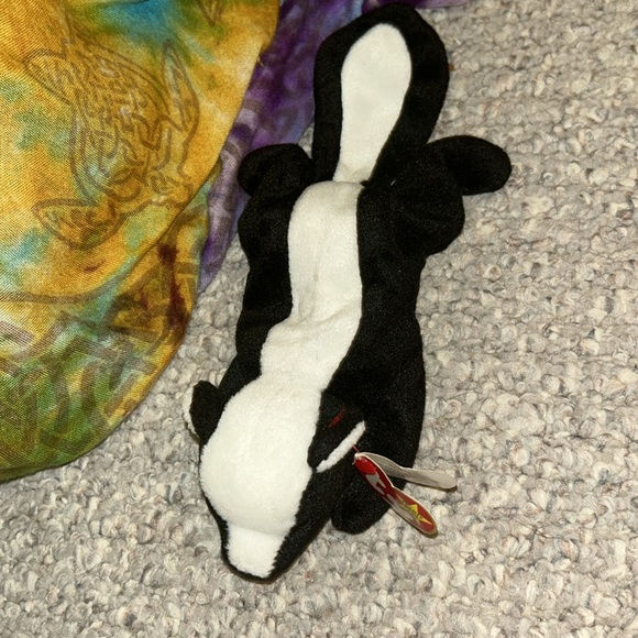 Meet stinky the beanie baby skunk - Picture 2 of 3